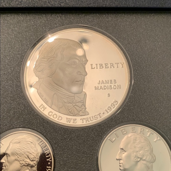 1993 US Mint coin collection in box and plastic and velvet protective cover - Picture 12 of 14